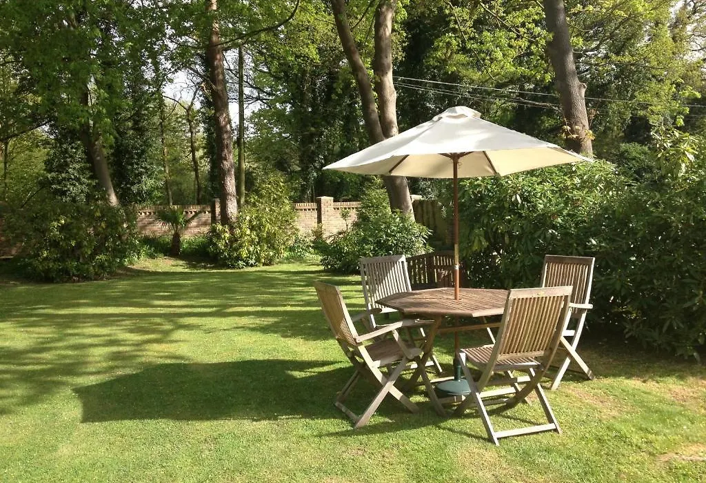 Tanglewood Gatwick Bed & Breakfast-1